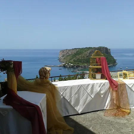 Castello Di Praia Bed & Breakfast